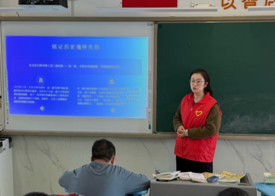 一群人在看电脑&#xA;&#xA;描述已自动生成