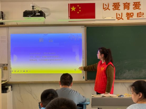 一群人站在柜台前&#xA;&#xA;中度可信度描述已自动生成