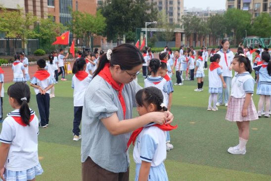 6 麻老师系红领巾
