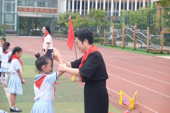 6张书记教敬队礼